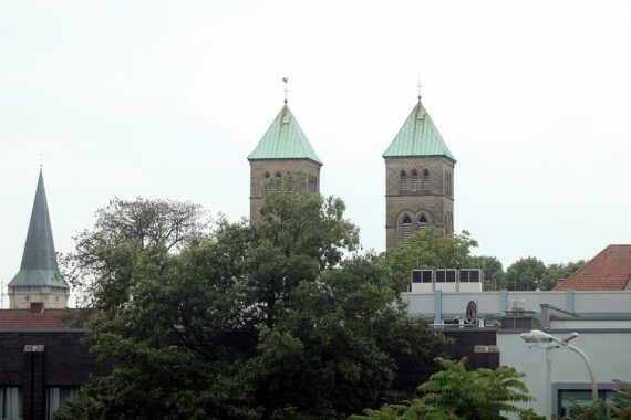 Mietspiegel-Visualisierung mit Stadtplan, Wohngebäuden und Preisschildern für Osnabrück.