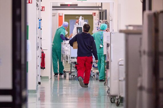 Ärzte und Pflegekräfte im Krankenhaus, Schutzmaßnahmen gegen Gewalt im medizinischen Umfeld.