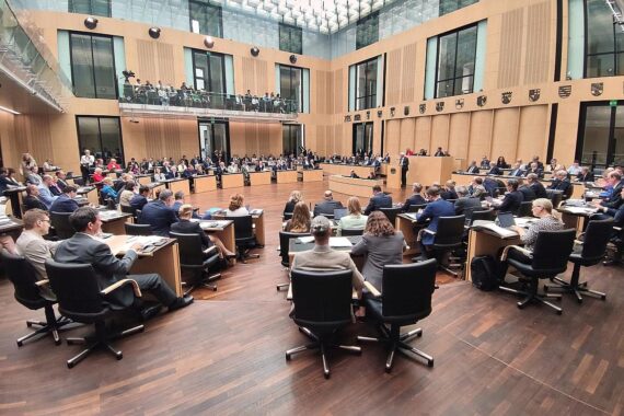Bundesratssitzung mit Fokus auf kulturelle Vielfalt und Minderheitenrechte in Schleswig-Holstein.