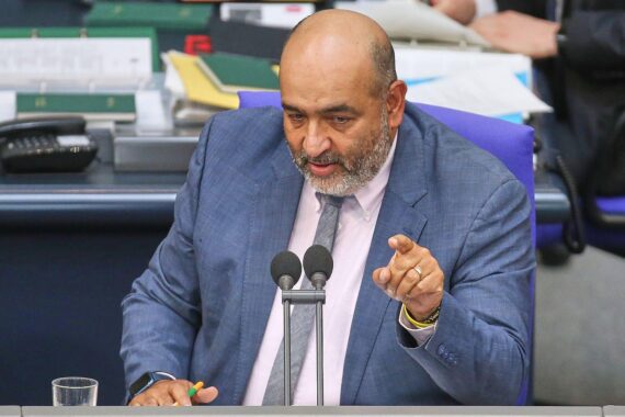 Omid Nouripour kritisiert Zensurversuch gegen Rundfunkbeiträge und Pressefreiheit in Deutschland.