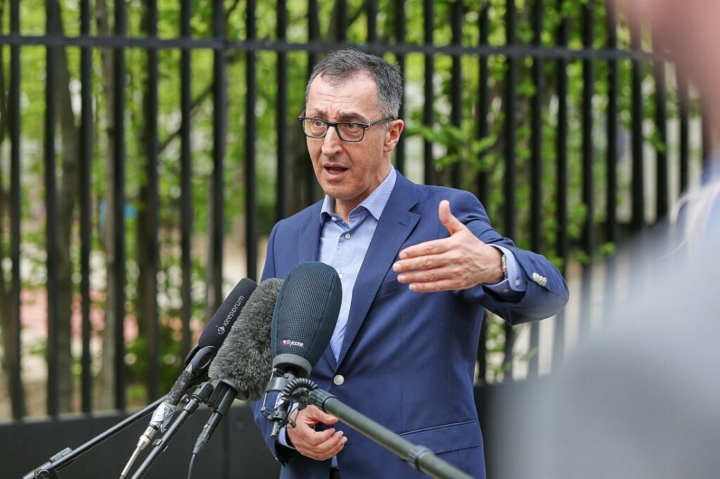 Özdemir zeigt sich offen für Verschiebung von Verbrenner-Aus