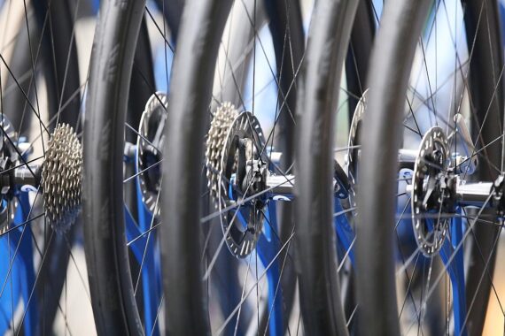 Gruppe von Menschen diskutiert um Fahrräder, Ideen für Radverkehrsprojekte in Osnabrück.