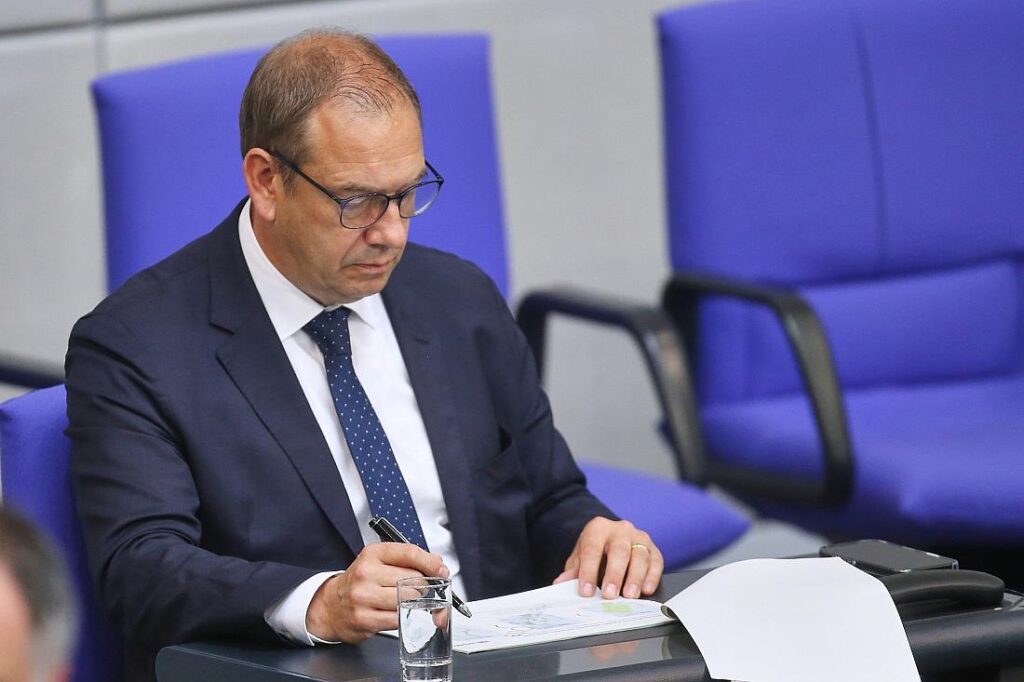 Otte wirft Russland "kriegsähnliche Handlungen" gegen Nato vor