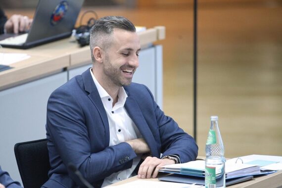 Umfrage zeigt AfD als stärkste Kraft in Sachsen-Anhalt, CDU verliert stark an Zustimmung.