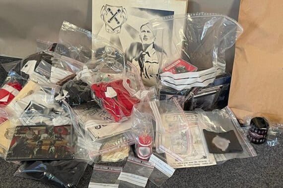 Polizei durchsucht Objekte; Beweismaterial im Ermittlungsverfahren gegen rechte Szenen sichergestellt.