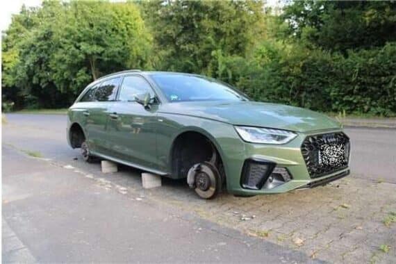 Festnahme von Tatverdächtigen nach Felgendiebstählen in Sankt Augustin, Polizei sichert Beweise.