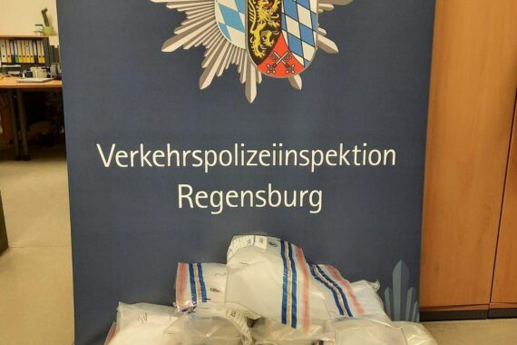 Polizei entdeckt 25 Kilogramm Methamphetamin versteckt im Fahrzeug während Verkehrskontrolle.