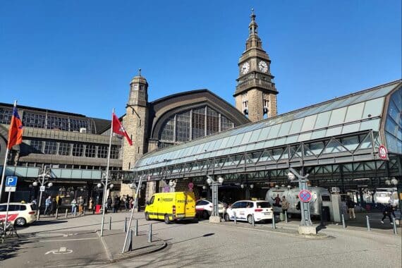 Polizisten kontrollieren Passagiere am Hamburg Hauptbahnhof zur Gewaltprävention und Waffenkontrolle.
