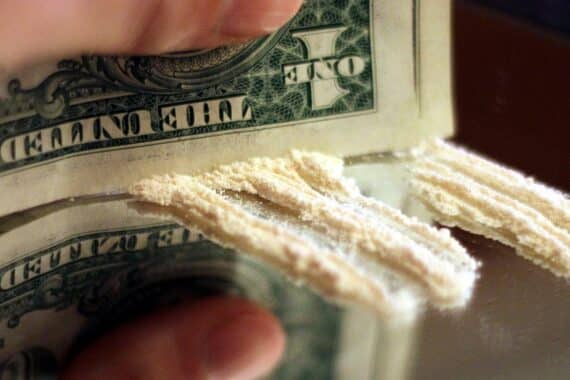 Polizei durchsucht: Kokain, Bargeld und Festnahmen in Marburg. Drogenhandel ermittelt.