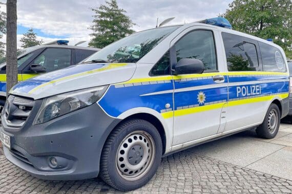 Polizeiauto im Einsatz zur Fahndung nach Täter für fremdenfeindliche Beleidigungen in Bremen.