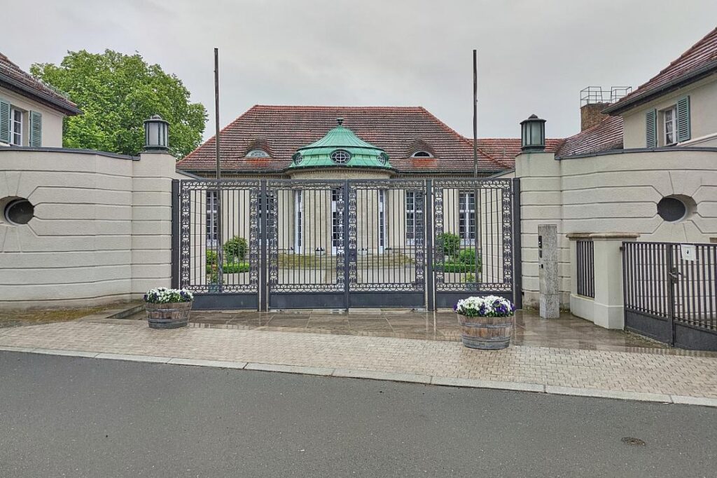 Polizeieinsatz wegen umstrittenem Influencer an Potsdamer Villa