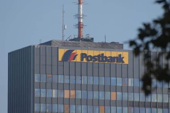 Postbank-Filiale mit „Schließung“-Schild; symbolisiert geplanten Filialabbau und Kundenveränderungen.