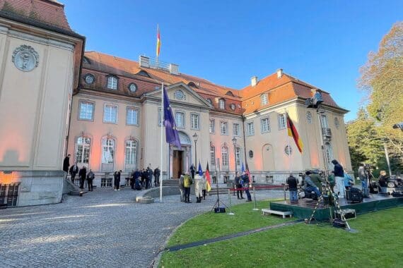 Bundesregierung trifft sich zur Kabinettsklausur in Villa Borsig, Diskussion über Wettbewerbsfähigkeit und Staatsmodernisierung.