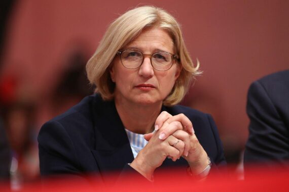 Anke Rehlinger bei Vertragsunterzeichnung mit mexikanischen Partnern für Bildung und Pflegekräfte.