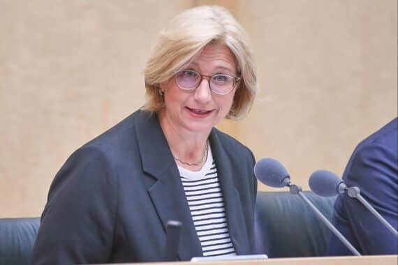 Anke Rehlinger präsentiert Investitionsprogramm für Saarland: Schwimmbäder, Straßen, Brücken, Radwege im Fokus.