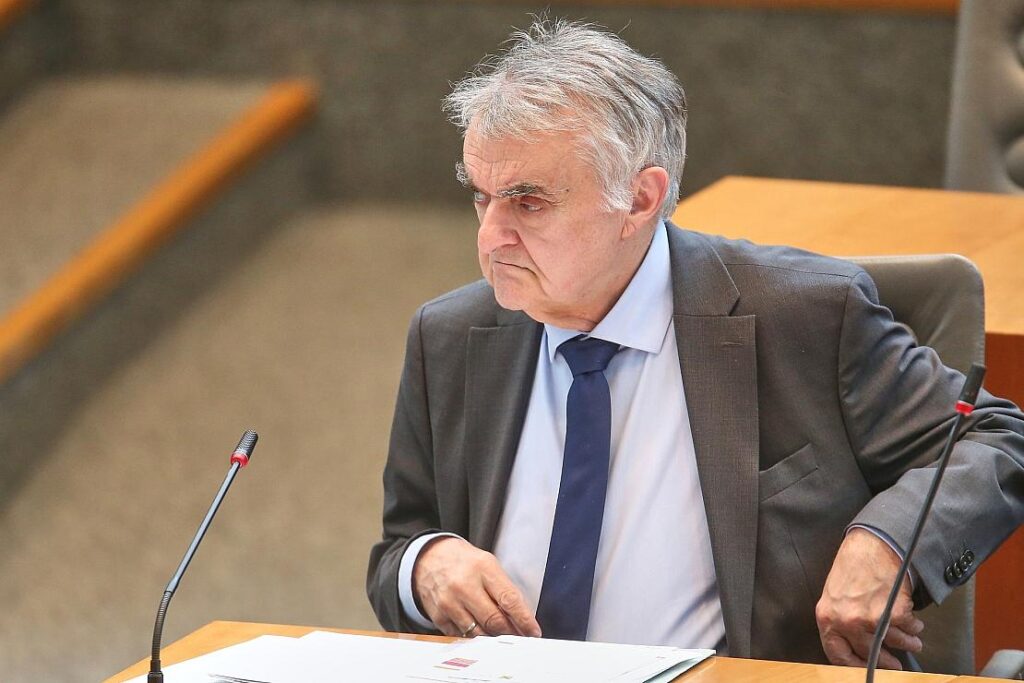 Reul zeugt sich betroffen über Angriffe auf Beamte