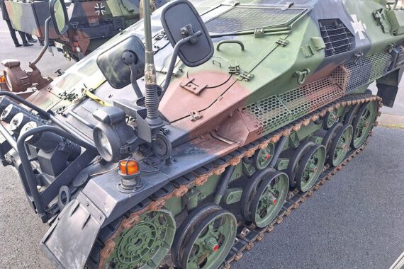 Ministerpräsident fordert Steuerentlastungen, während nationale Sicherheitsinvestitionen im Fokus stehen.