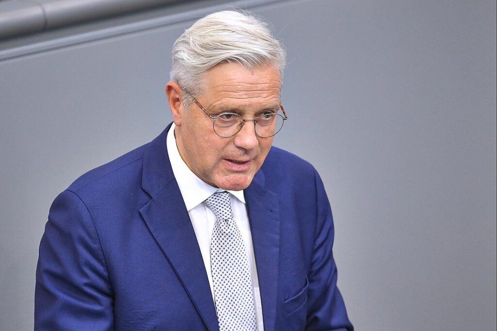 Röttgen drängt auf Anschaffung von Abwehrdrohnen