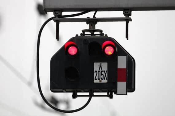 Signalleuchte der Bahn mit Baustellenszenario, symbolisiert Modernisierungsarbeiten und Einschränkungen im S-Bahn-Verkehr.