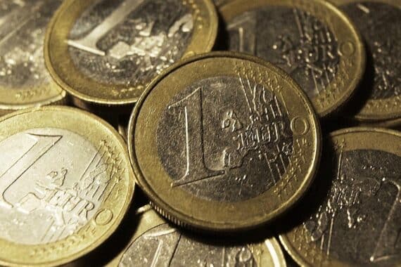 Euromünzen symbolisieren wirtschaftliche Unterschiede, perfekt für den Artikel über Lohnlücken in Deutschland.