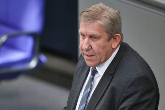 Andreas Schwarz spricht über russische Vermögen für Ukraine-Kredit, symbolisch für Verantwortung und Reparationen.