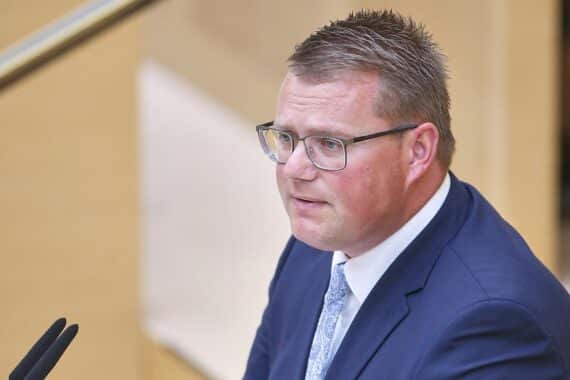 Holger Grießhammer freut sich über automatische Steuererklärung; Unterstützung für Finanzminister sichtbar.