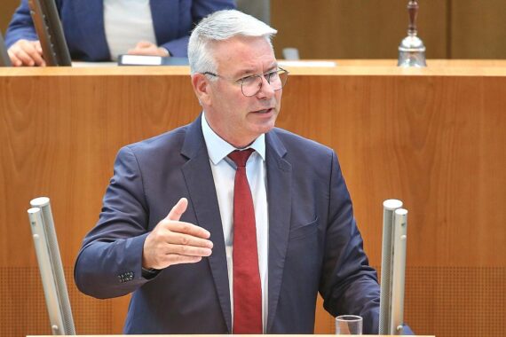 Christian Dahm kritisiert in Düsseldorf die passive Haltung der schwarz-grünen Landesregierung zur Kommunalpolitik.