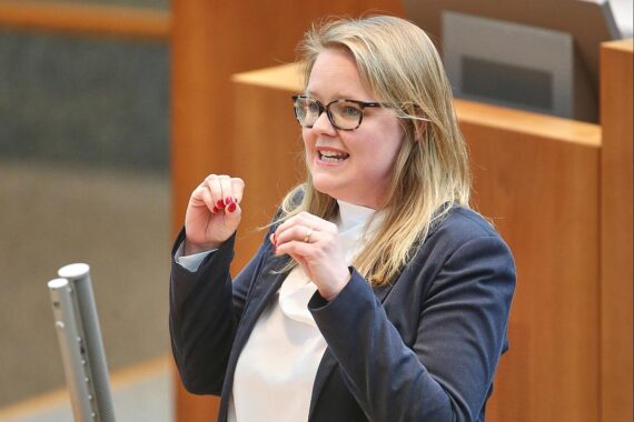 Lisa Kapteinat kritisiert Sicherheitspaket nach Terroranschlag als unbrauchbar und fordert Veränderungen.