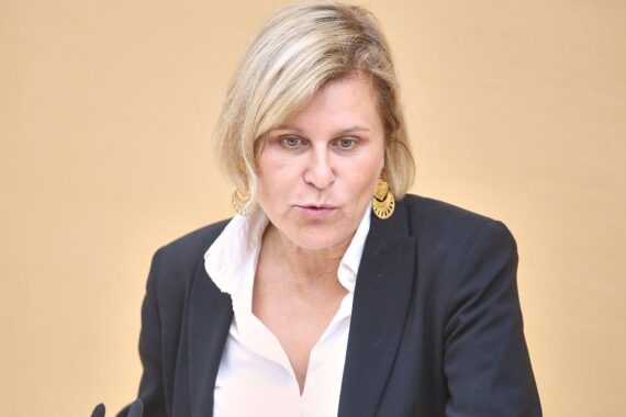 Simone Strohmayr kritisiert Teilzeiteinschränkungen für Lehrkräfte und fordert Flexibilität im Bildungssystem.