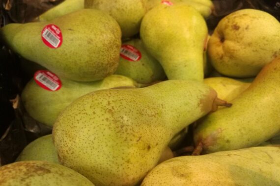 Birnen und Gemüse in einer Schulumgebung für gesunde Ernährung von Kindern.