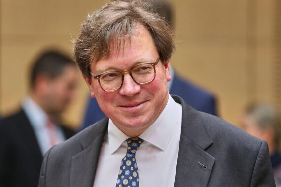 Georg-Ludwig von Breitenbuch diskutiert Agrarreformen auf der Ministerkonferenz in Heidelberg.