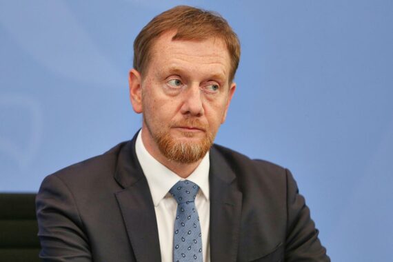 Michael Kretschmer bei Asienreise mit Delegation, Fokus auf wirtschaftliche Beziehungen und Investitionen.