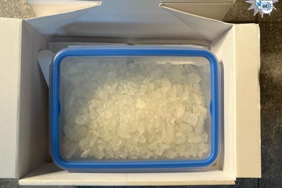 Sichergestellte Drogen und Beweismittel nach erfolgreicher Razzia gegen Online-Drogenhandel in Bayern.