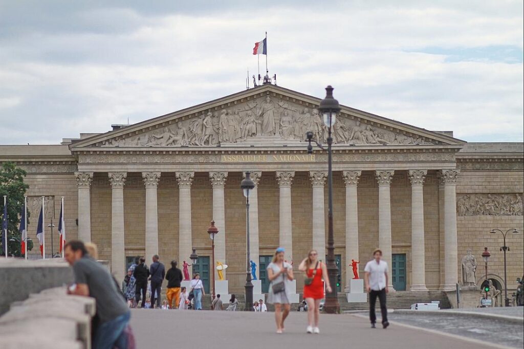 Schwarz-Rot macht sich nach Misstrauensvotum in Frankreich Sorgen