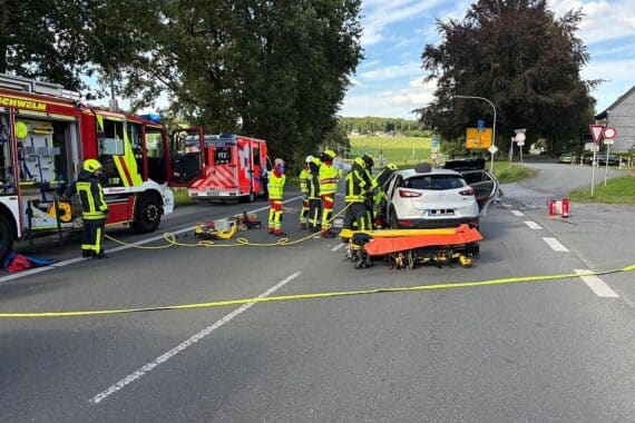 Rettung einer stark verletzten Person aus einem PKW mit hydraulischem Rettungsgerät durch Feuerwehr.