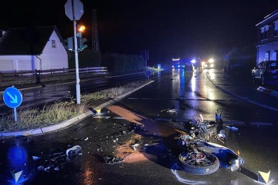 Ein schwerer Verkehrsunfall zwischen Auto und Motorrad in der Eifel, Polizei vor Ort.