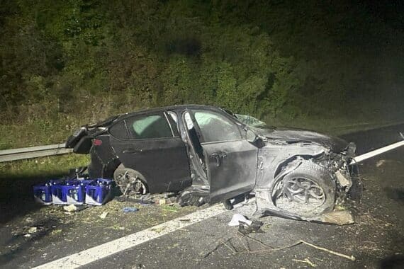 Schwerer Verkehrsunfall: überschlagener Alfa Romeo, Feuerwehr und Rettungsdienst im Einsatz.