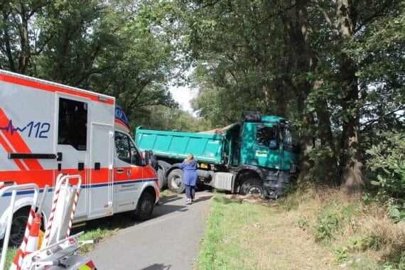 Verkehrsunfall mit zwei Fahrzeugen, Rettungskräfte im Einsatz, schwer verletzte Personen, Sperrung der Straße.