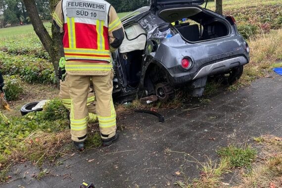 Schwerer Verkehrsunfall: Auto kollidiert mit LKW, Feuerwehr befreit eingeklemmte Fahrerin.