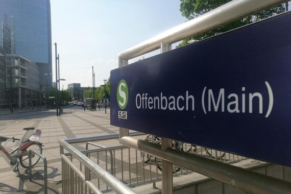 Älterer Mann am Gleisbett verletzt, Frau rempelt ihn an, S-Bahn bremst rechtzeitig.