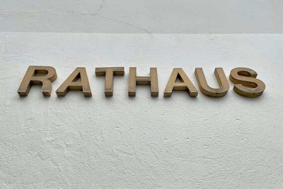 Sozialdezernenten treffen sich im Rathaus für Zusammenarbeit in Schulsozialarbeit und Pflegebereich.