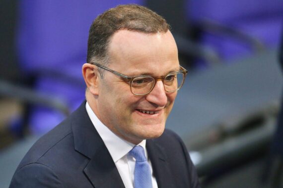 Jens Spahn lächelt zufrieden, umgeben von Parteifreunden, nach historischem CDU-Sieg in NRW.