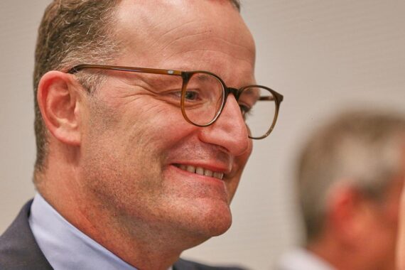 Jens Spahn diskutiert elektronische Fußfesseln für straffällige Asylbewerber zur Verbesserung der Sicherheit.