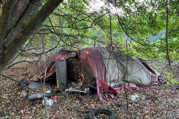 Ein Zelt im Wald, Symbol für Obdachlosigkeit und unerklärte menschliche Überreste.