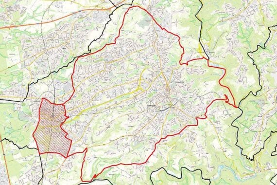 Bienenstock mit Warnschild, umgeben von einem gesperrten Gebiet für Bienenzucht.