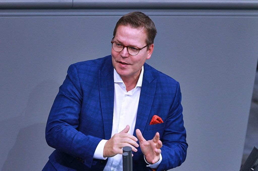 Staatssekretär für Einführung von günstigen Basistarifen in GKV