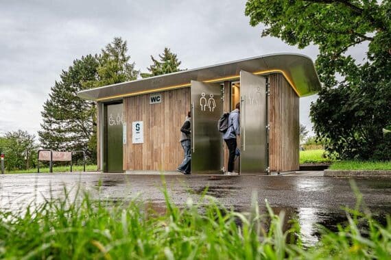 Barrierefreie öffentliche Toilette in Stuttgart, modern, automatisiert und rund um die Uhr nutzbar.