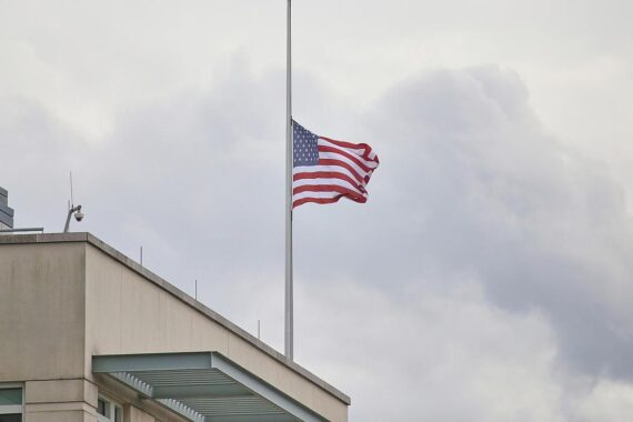 Fahne auf Halbmast an US-Botschaft symbolisiert Trauer nach Mordfall Charlie Kirk in Utah.