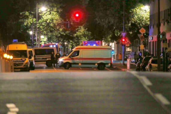 Evakuierte Menschen und Absperrungen in Berlin wegen Entschärfung einer Weltkriegsbombe.