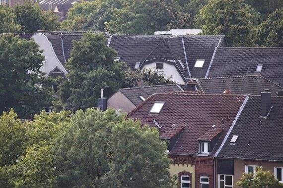 Dächer und Gebäude, Symbol für zukünftige Wärmeversorgung aus Tiefengeothermie in Niedersachsen.